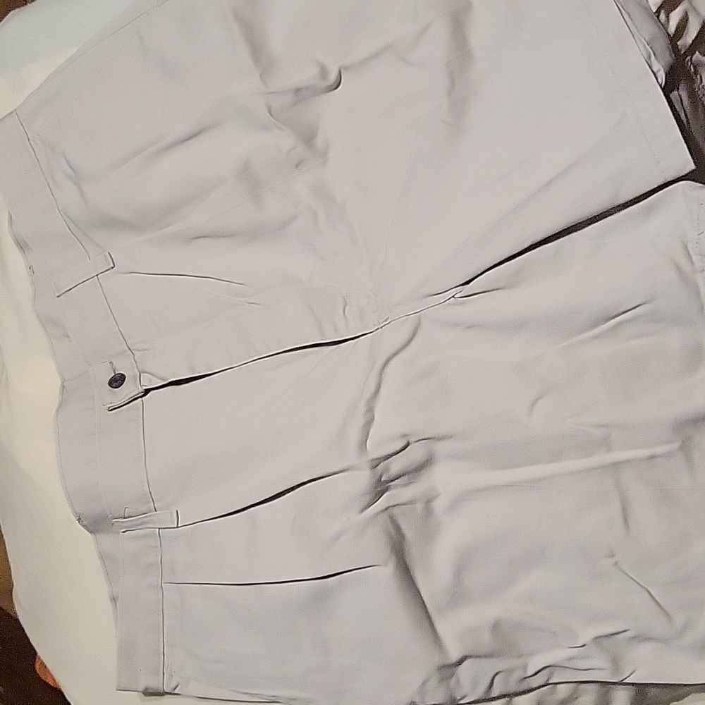 LIKE NEW LEE KHAKI SHORTS